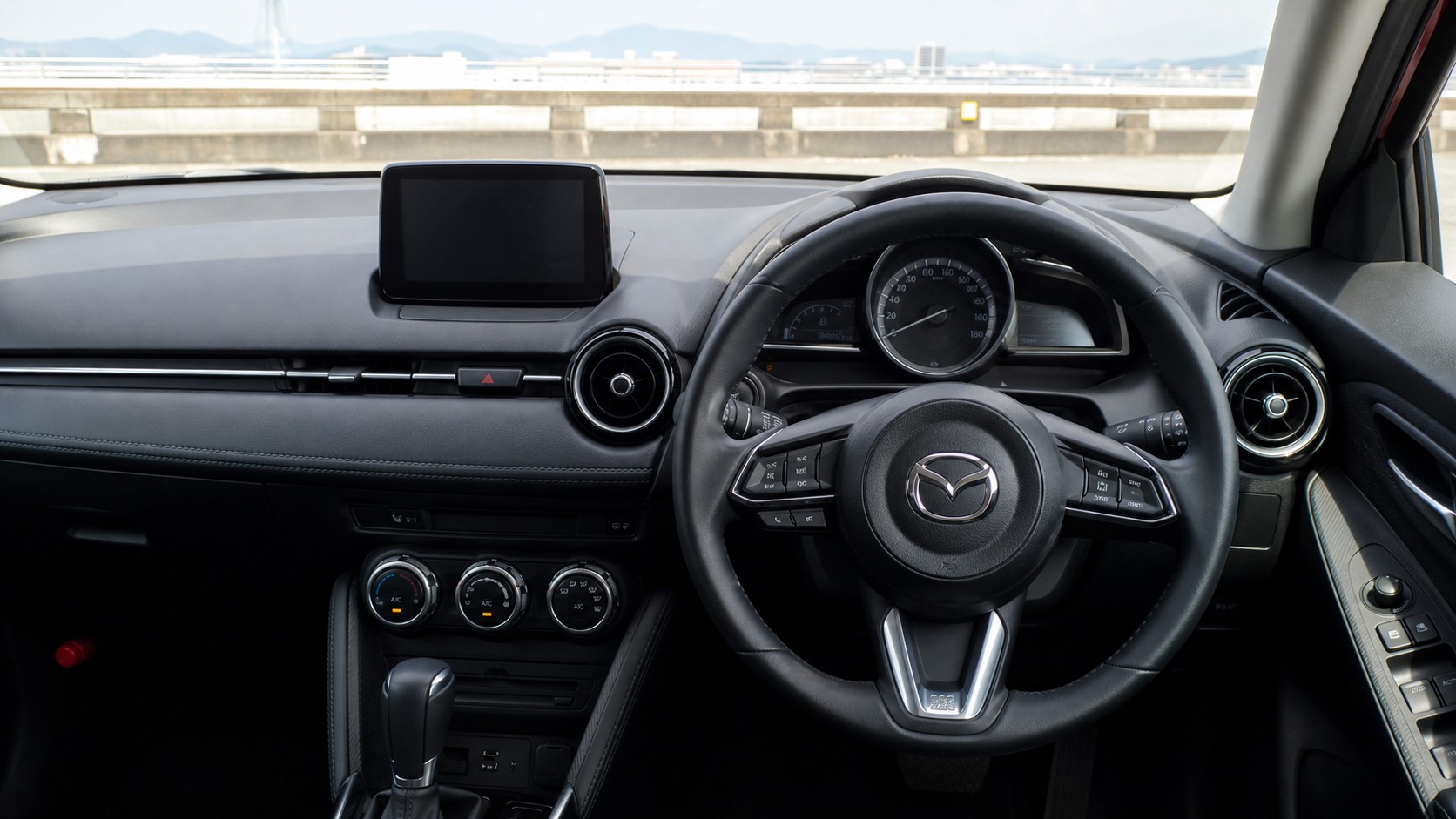 マツダ2の運転席から見たステアリングとメーターパネル