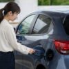 マツダ2の給油口の開け方と給油シーン