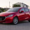 赤いマツダ2の新車外観とフロントデザイン