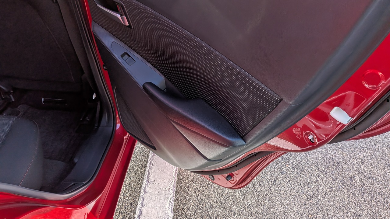 開いたマツダ2後席ドアと車内の足元
