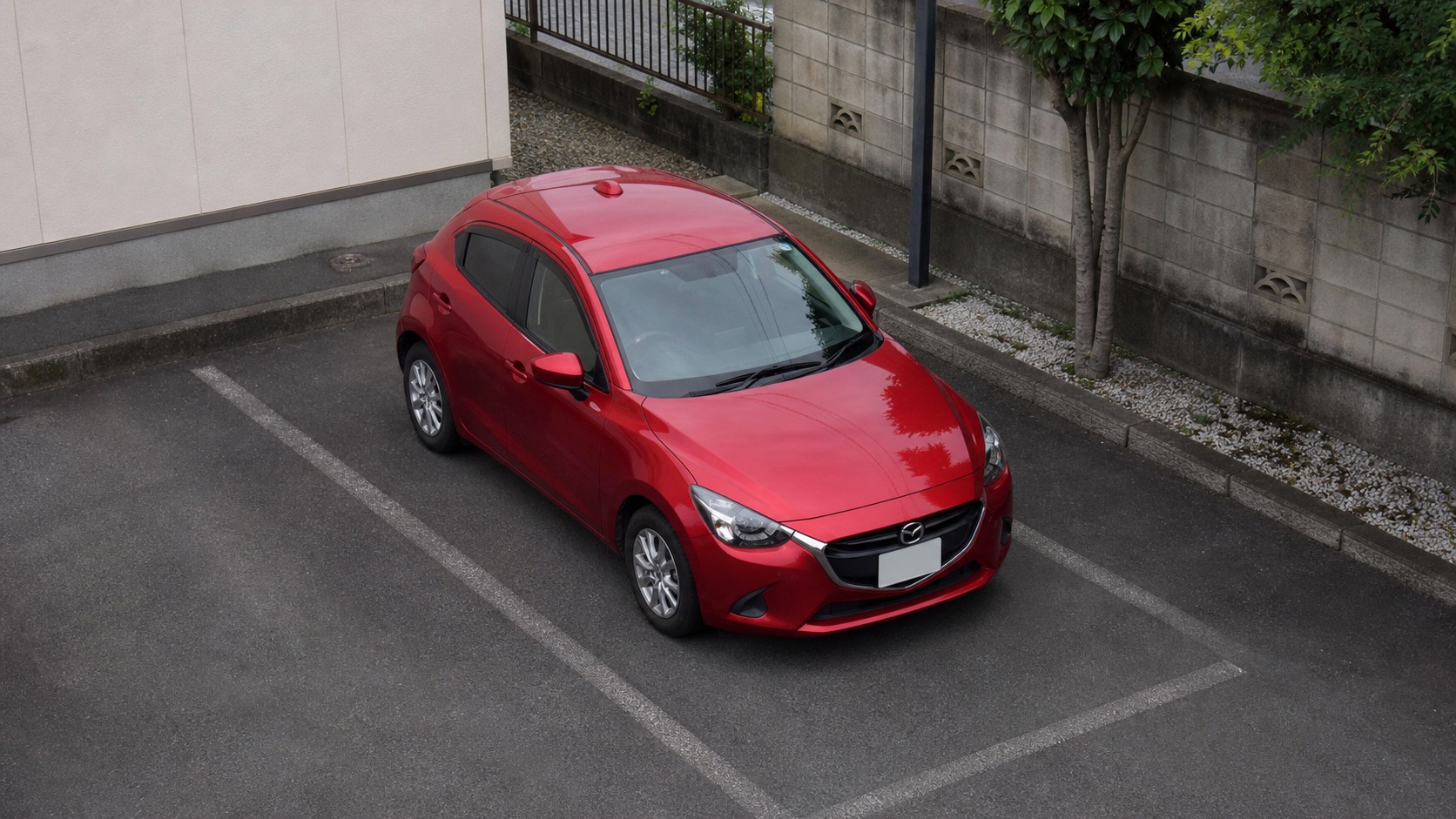 車内からリアウインドウとサイドミラーを見たマツダ2