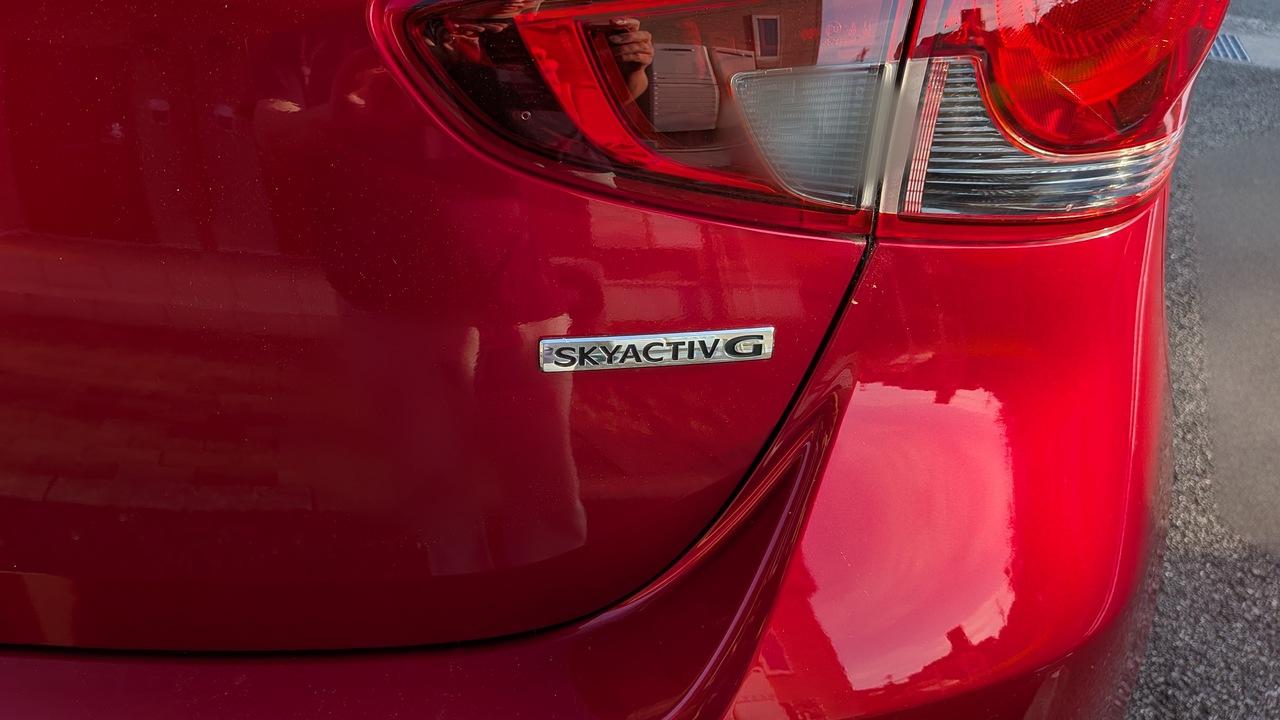 マツダ2のリアゲートにあるSKYACTIV-Gエンブレム