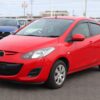 赤いマツダ2の中古検討をイメージした外観