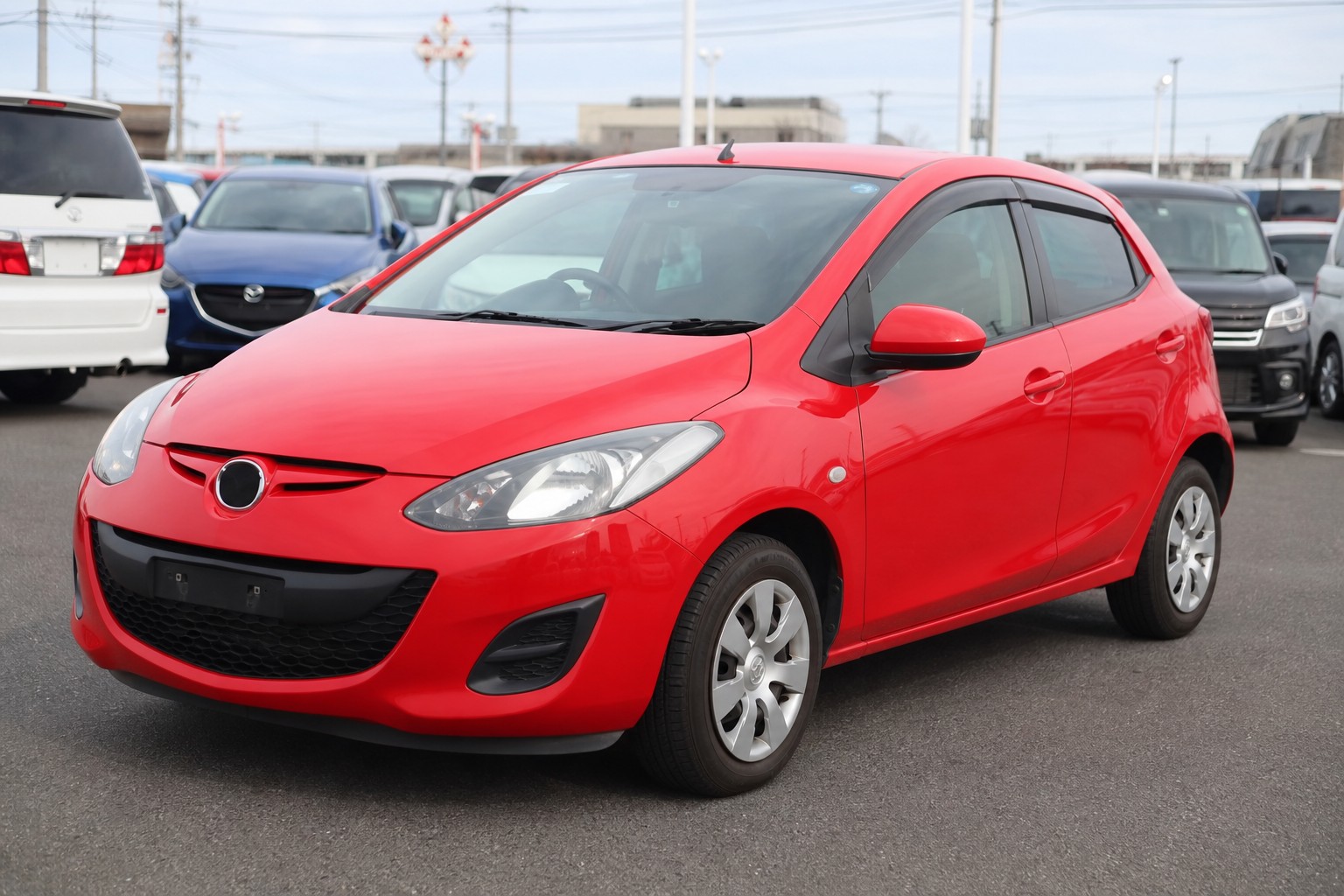 赤いマツダ2の中古検討をイメージした外観